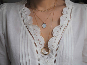 Collier boule simple plaqué Pierre de Lune Irène Bonjour Marcelle porté