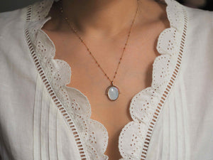 Collier boule double plaqué Pierre de Lune Irène Bonjour Marcelle porté